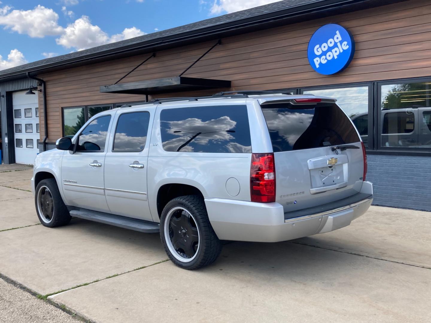 2011 Bright Silver Met Chevrolet Suburban LTZ 1500 4WD (1GNSKKE38BR) with an 5.3L V8 OHV 16V FFV engine, 4-Speed Automatic transmission, located at 1800 South Ihm Blvd, Freeport, IL, 61032, (815) 232-5543, 42.278645, -89.607994 - Photo#2